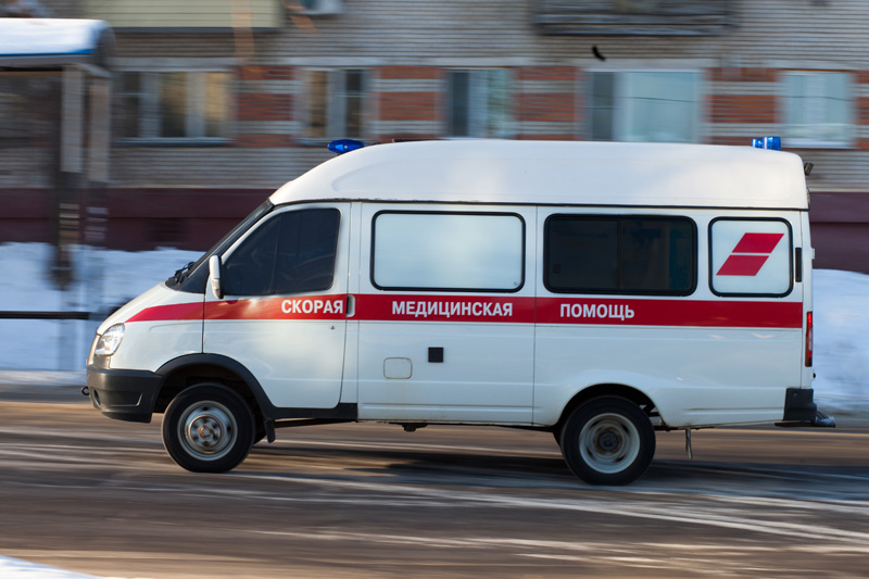 Машина скорой помощи перевозит больного с онкологией